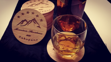 Podkładki z litego drewna z grawerem